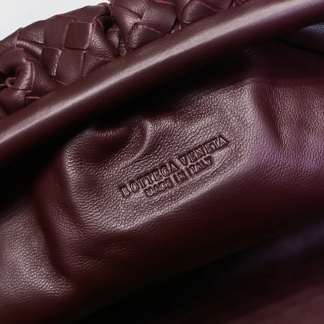 Real shot🔥🔥The counterattack of the popular Bottega Veneta started with this series of cloud bags, which went viral in the fashion circle and started a craze! Out of stock, out of stock, out of stock... One piece is hard to find, super hard to buy, regardless of age, season, or occasion. Very classy. Really, if you carry this on the road, it will turn heads! This is also the reason why this series is so expensive. Large size: 38*20*8.5cm [Big Cloud Weaving]